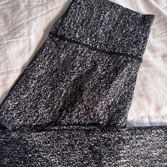 1 🤍 Lululemon Wunder Under Crop (High-Rise) 21"
Luon Suited Jacquard Black White - Picture 2 of 6